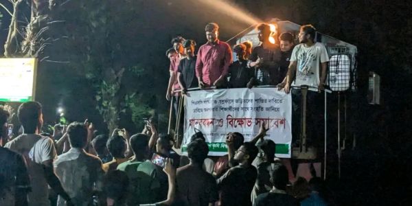 পিএসসি সংস্কারের দাবিতে বাকৃবিতে ট্রেন অবরোধ 
